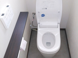 トイレリフォーム 尿はね対策をした汚れにくいトイレ