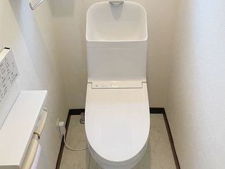 トイレリフォーム 明るくお手入れしやすい一体型トイレ