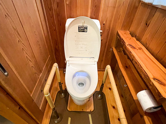 トイレリフォーム 便フタが自動開閉する、介護しやすいトイレ