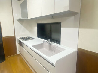 キッチンリフォーム 清掃性が高く、白色で清潔感のあるキッチン