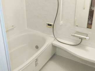 バスルームリフォーム 白を基調とした、明るく清潔感あるバスルーム