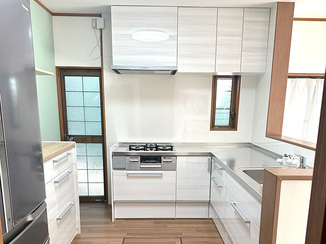 キッチンリフォーム きれいで統一感のあるL型キッチンとカップボード