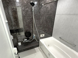 バスルームリフォーム くつろげる浴室と、白系で統一されたスタイリッシュな洗面所