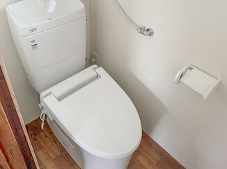 トイレリフォーム タイル張りから一新、明るく快適な節水型レストルーム