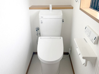 トイレリフォーム お手入れしやすく、明るく広く感じられるレストルーム
